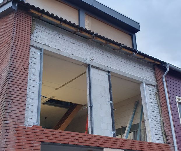 "Renovatie achtergevel: metselwerk vervanging"